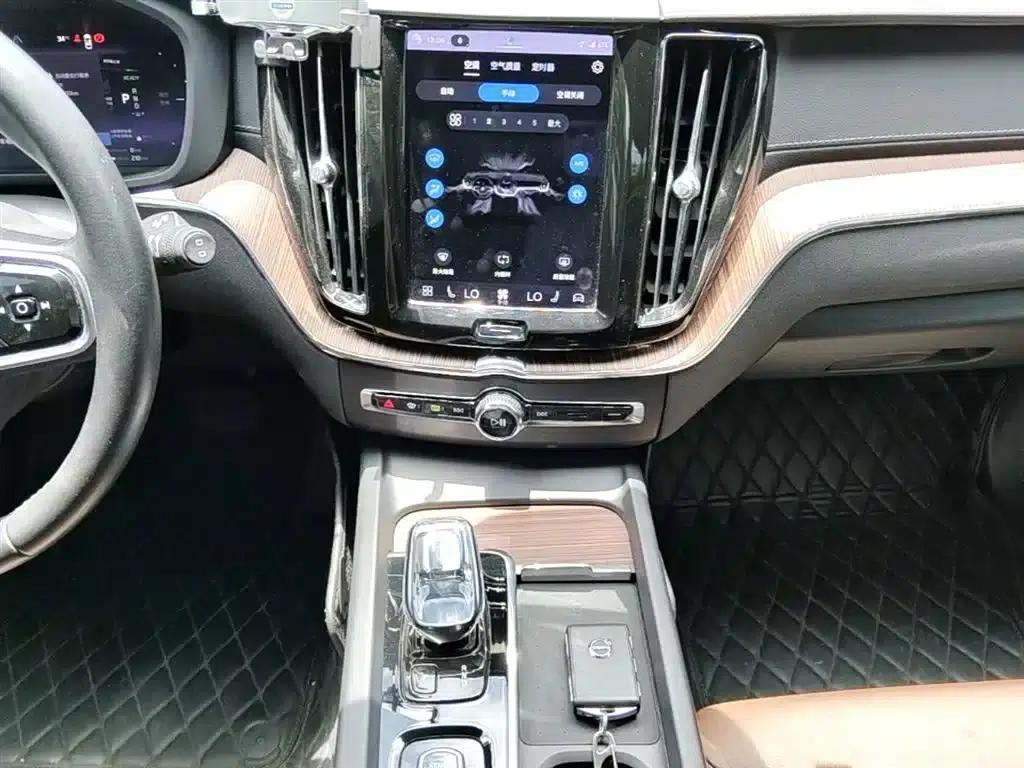 2022 Volvo XC60 Plug-in Hybrid T8 Plug-in Hybrid AWD Inscription Luxury Edition — миниатюра 13