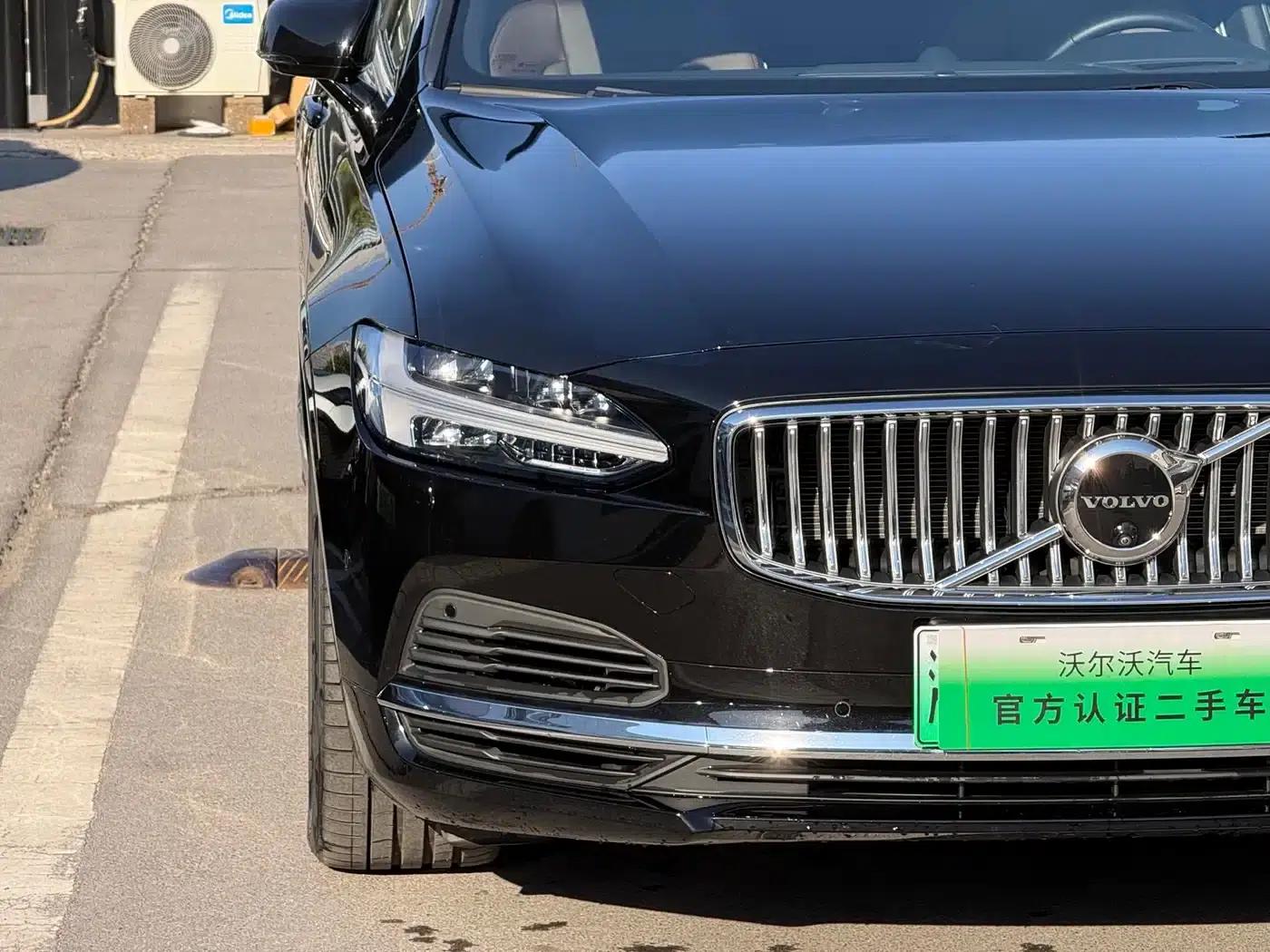 2025 Volvo S90 Plug-in Hybrid, All-Wheel Drive, Long Range, Inscription Luxury Edition — миниатюра 4