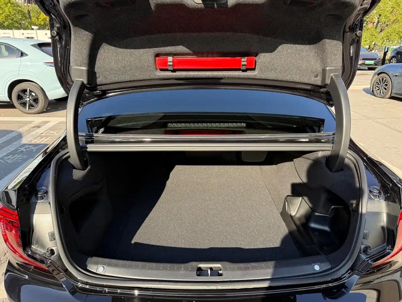 2025 Volvo S90 Plug-in Hybrid, All-Wheel Drive, Long Range, Inscription Luxury Edition — миниатюра 8