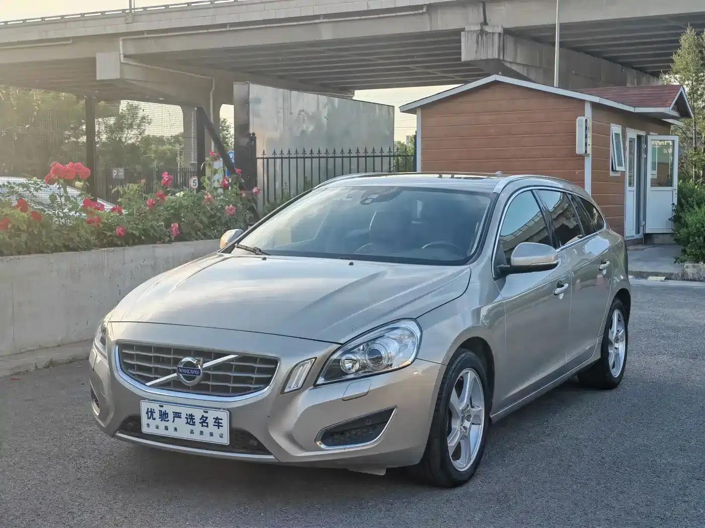 2013 Volvo V60 T5 Comfort Edition — миниатюра 1