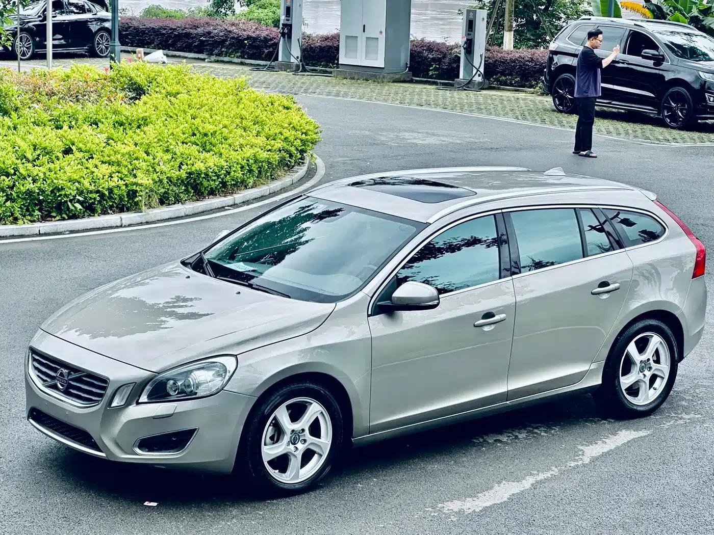 2013 Volvo V60 T5 Smart Edition — миниатюра 1