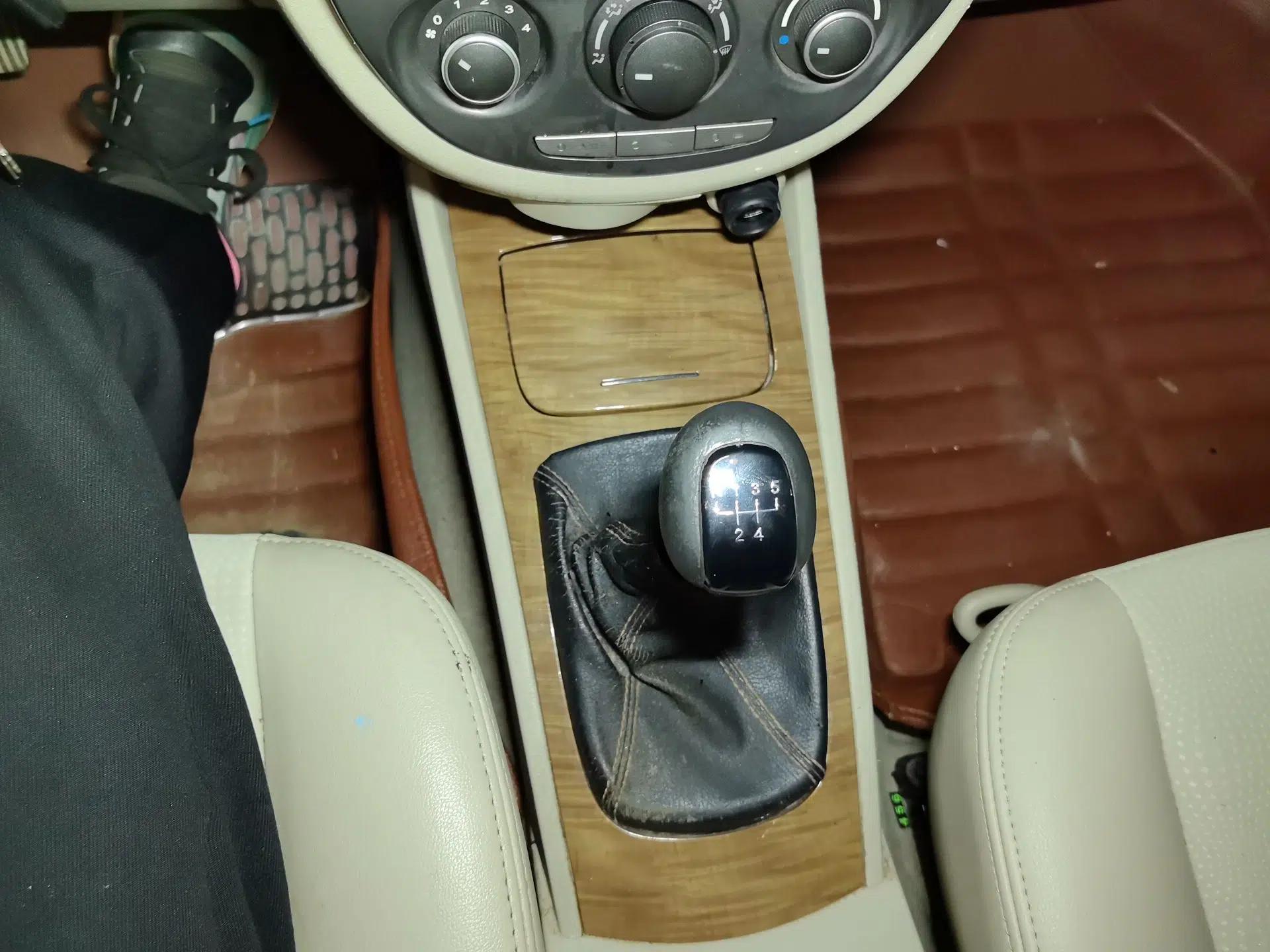 Buick Excelle 2015 1.5L Manual Classic Trim — миниатюра 15