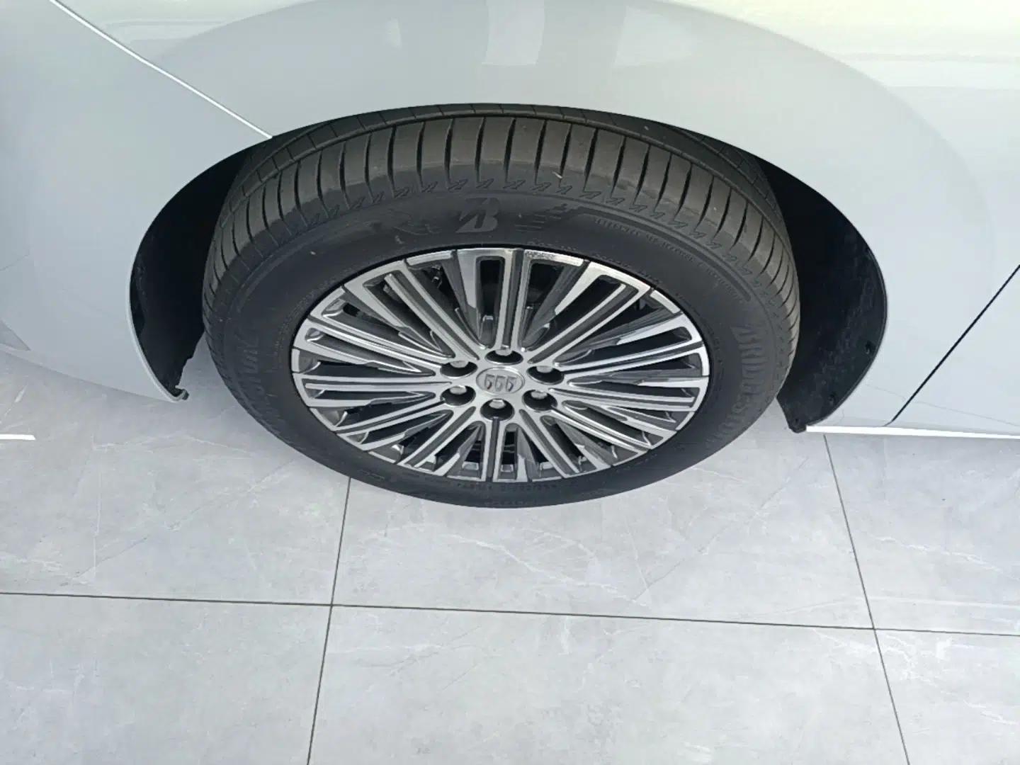 Buick GL8 New Energy 2024 Lu Zun Deluxe Edition 7-Seater — миниатюра 8