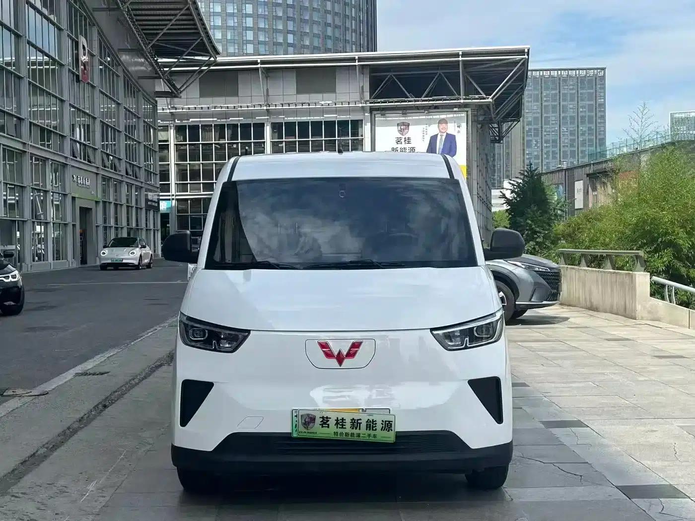 Wuling Yangguang 2024 Model 300km Practical Closed-Window Version 60kW — миниатюра 2