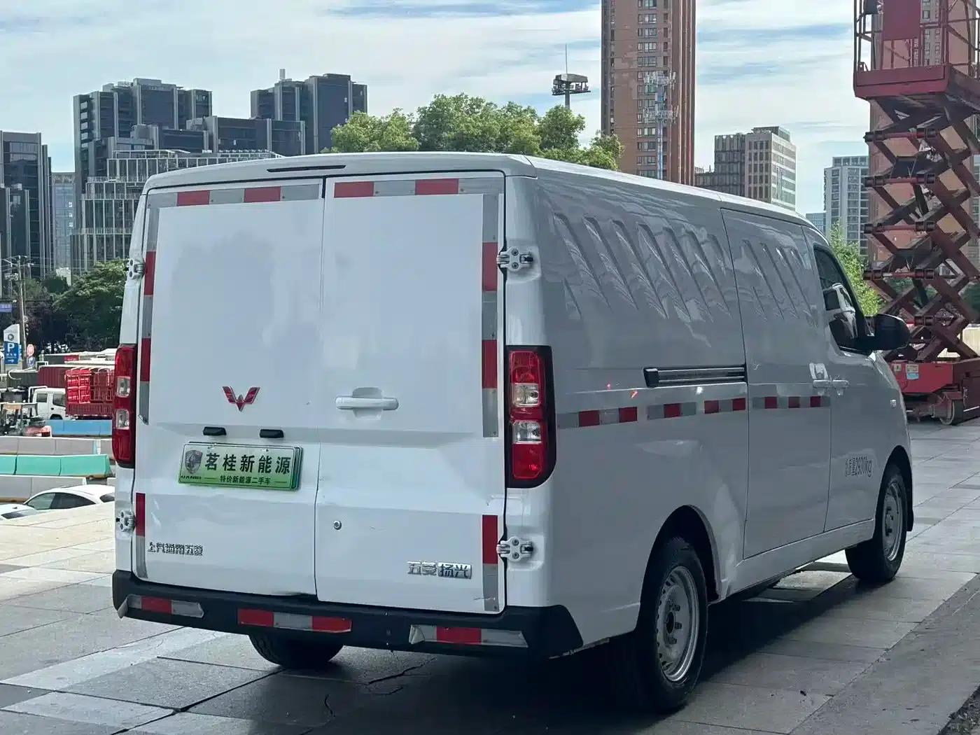 Wuling Yangguang 2024 Model 300km Practical Closed-Window Version 60kW — миниатюра 11