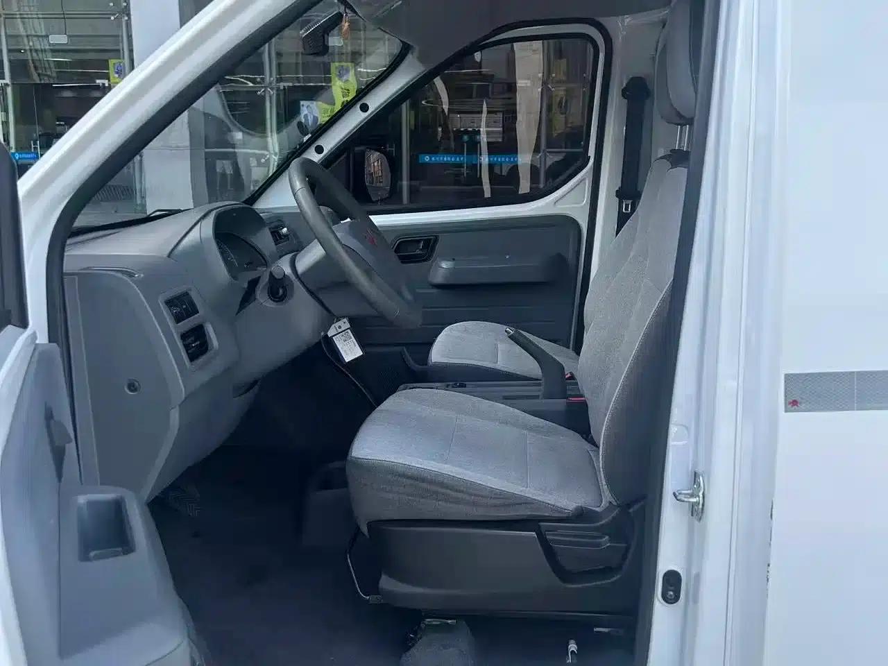 Wuling Yangguang 2024 Model 300km Practical Closed-Window Version 60kW — миниатюра 12