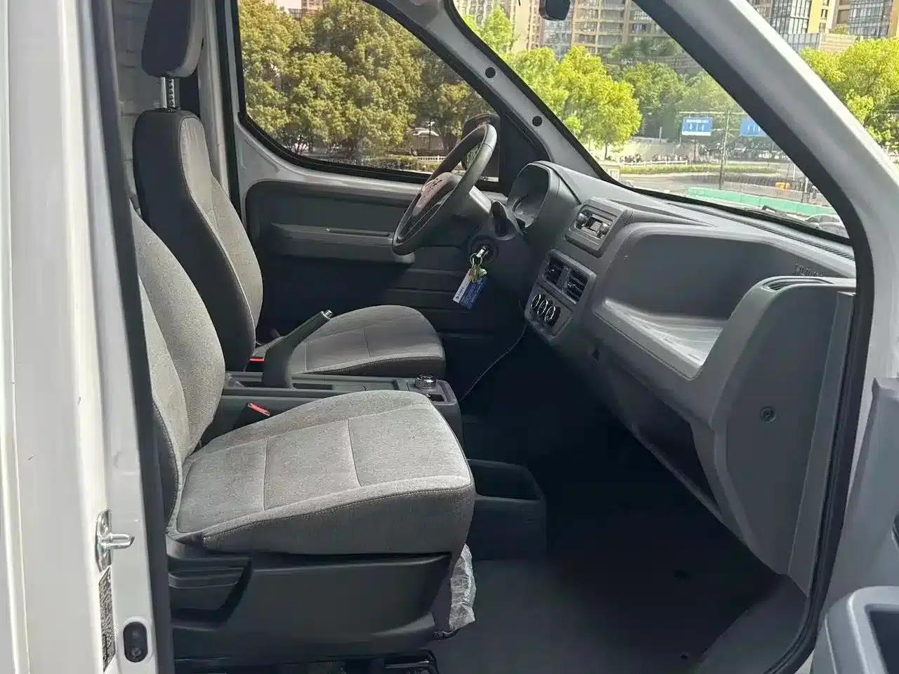 Wuling Yangguang 2024 Model 300km Practical Closed-Window Version 60kW — миниатюра 13