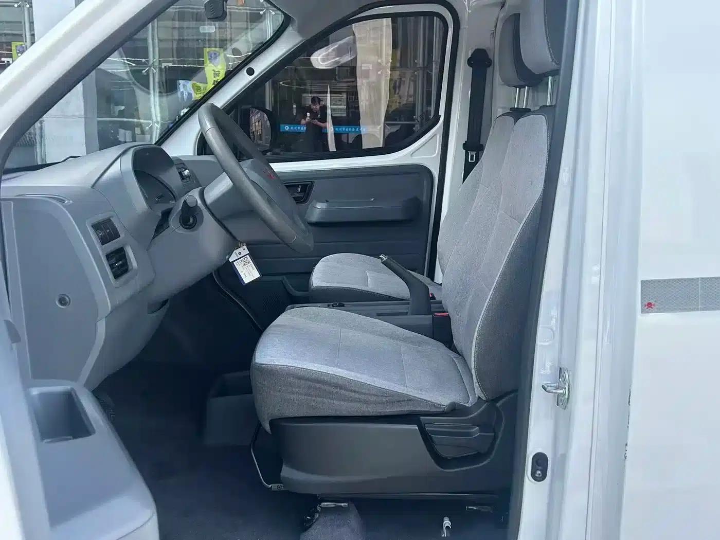 Wuling Yangguang 2024 Model 300km Practical Closed-Window Version 60kW — миниатюра 3