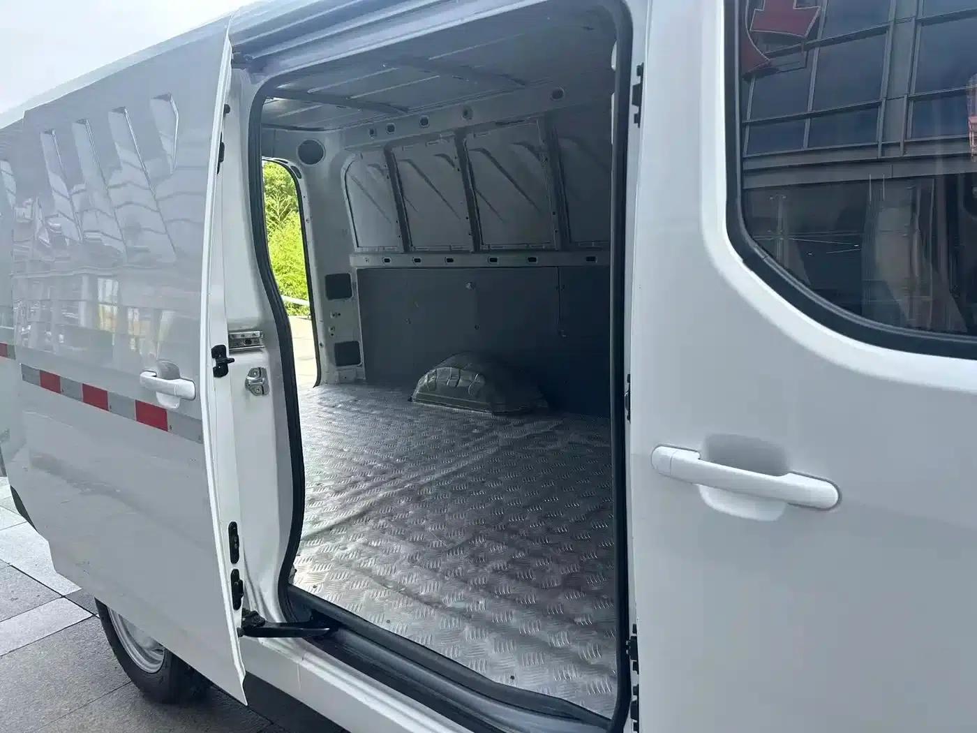 Wuling Yangguang 2024 Model 300km Practical Closed-Window Version 60kW — миниатюра 5