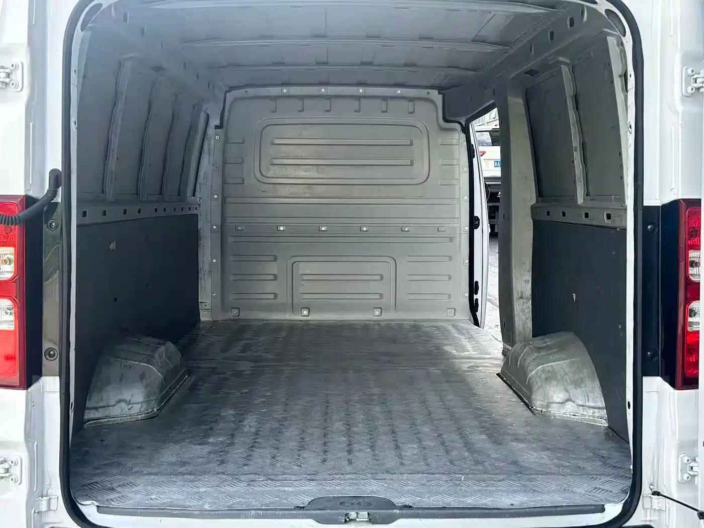 Wuling Yangguang 2024 Model 300km Practical Closed-Window Version 60kW — миниатюра 6
