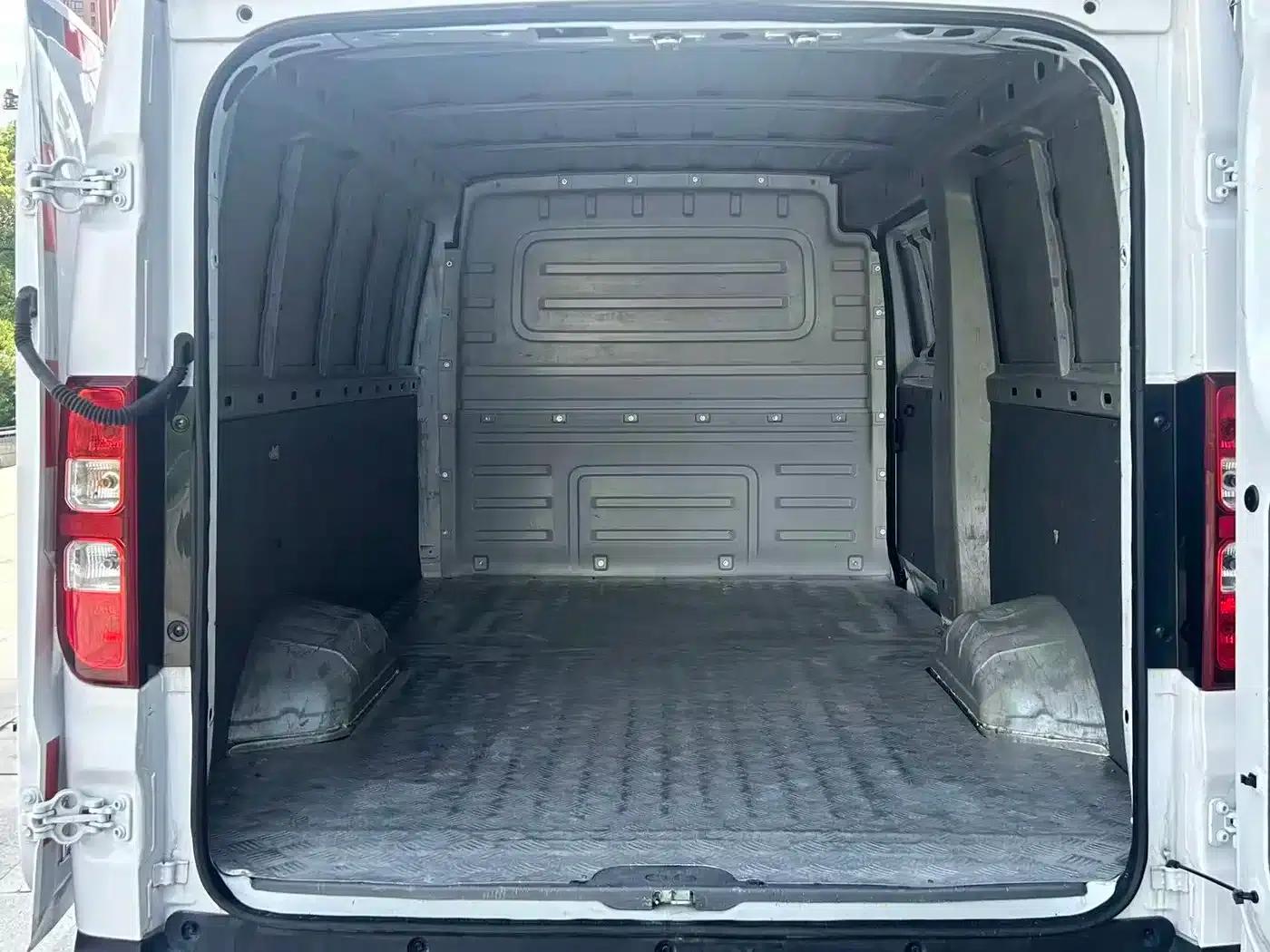Wuling Yangguang 2024 Model 300km Practical Closed-Window Version 60kW — миниатюра 7