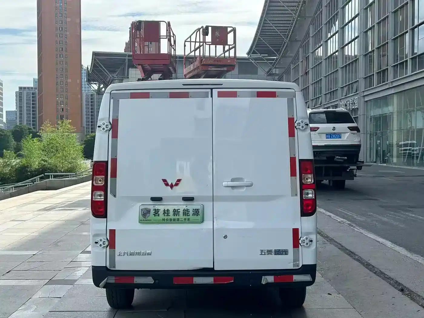 Wuling Yangguang 2024 Model 300km Practical Closed-Window Version 60kW — миниатюра 9