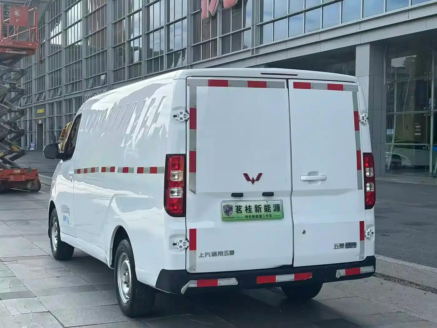 Wuling Yangguang 2024 Model 300km Practical Closed-Window Version 60kW — миниатюра 10