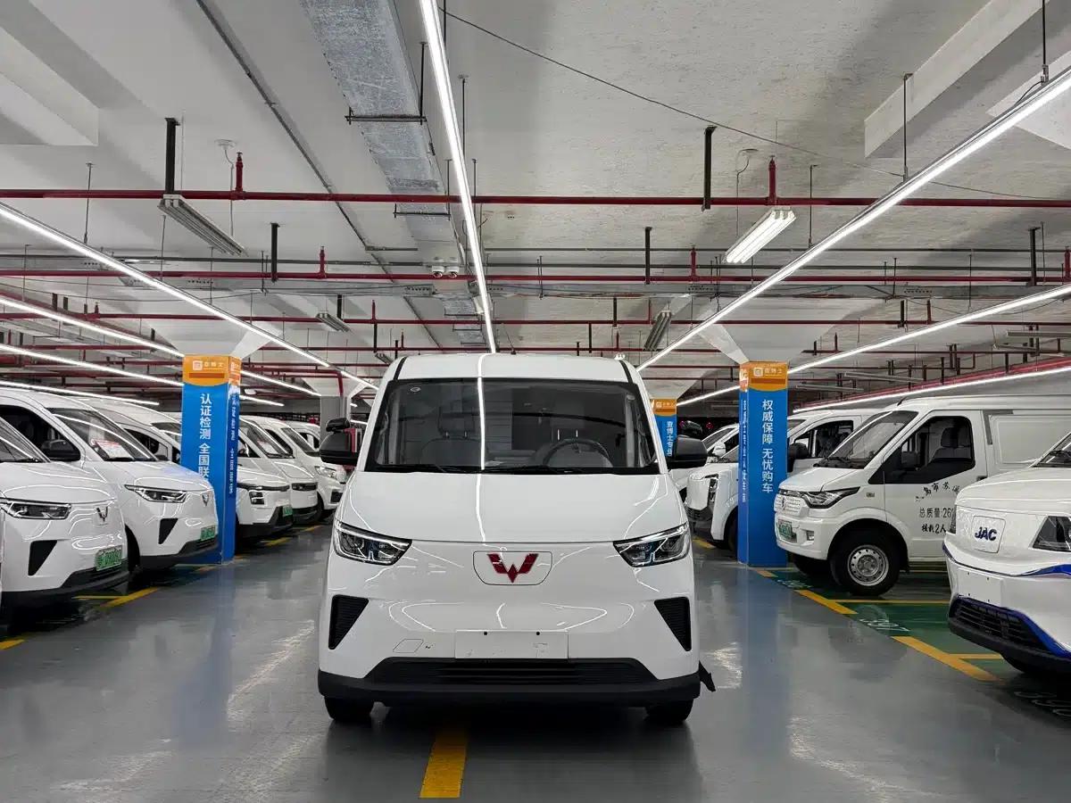 Wuling Yangguang 2024 Model 300km Comfort Edition with Closed Windows 60kW — миниатюра 2