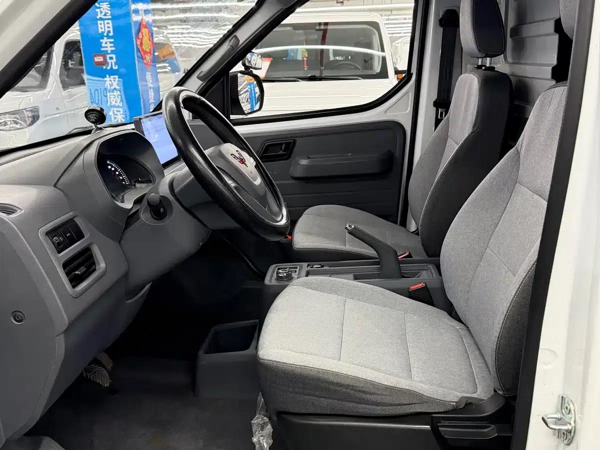 Wuling Yangguang 2024 Model 300km Comfort Edition with Closed Windows 60kW — миниатюра 11