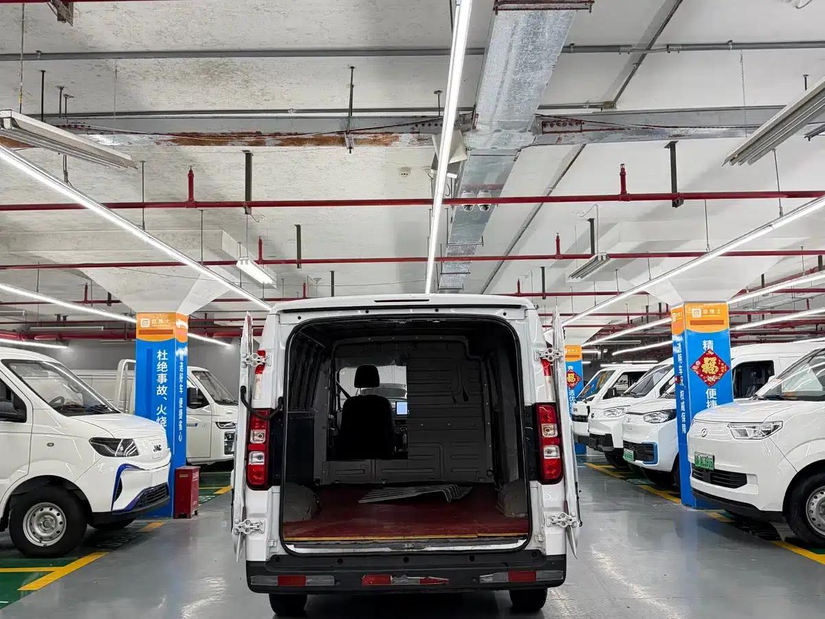 Wuling Yangguang 2024 Model 300km Comfort Edition with Closed Windows 60kW — миниатюра 7