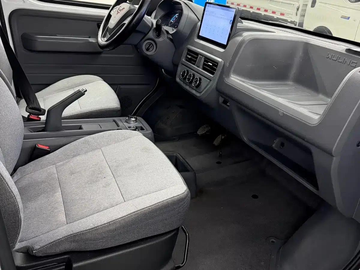 Wuling Yangguang 2024 Model 300km Comfort Edition with Closed Windows 60kW — миниатюра 10