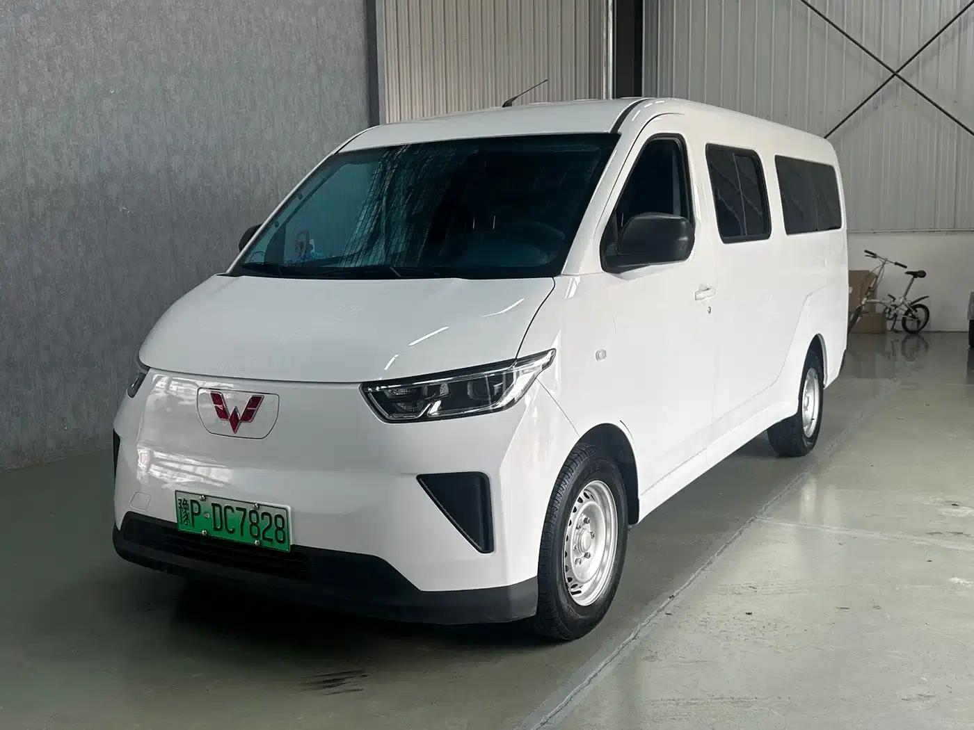 Wuling Yangguang 2024 Model 300km Comfort Bus Version 75kW — миниатюра 1