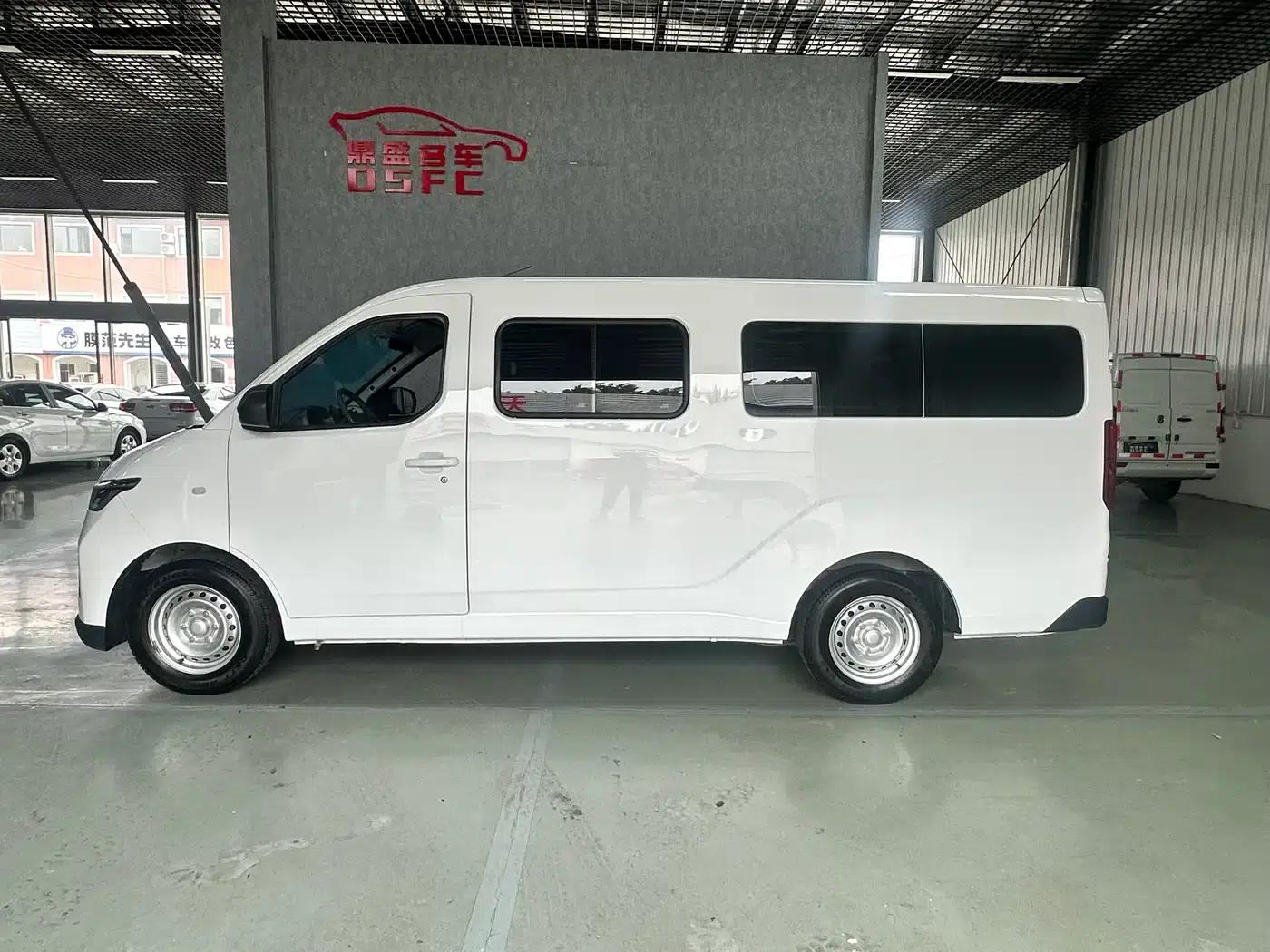 Wuling Yangguang 2024 Model 300km Comfort Bus Version 75kW — миниатюра 4