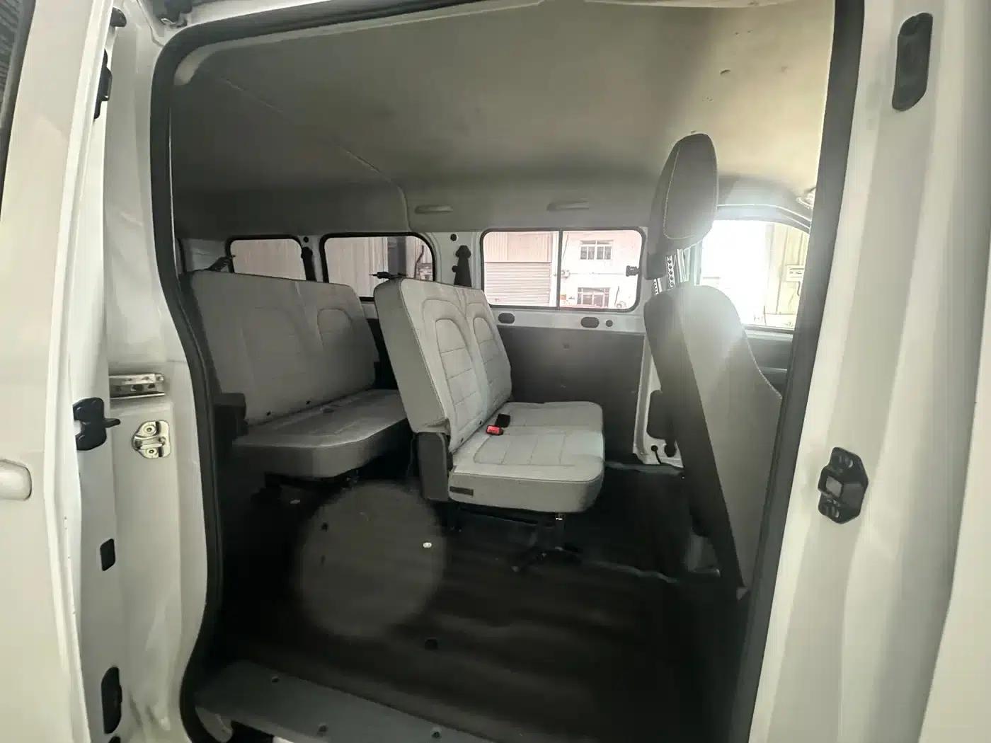 Wuling Yangguang 2024 Model 300km Comfort Bus Version 75kW — миниатюра 9