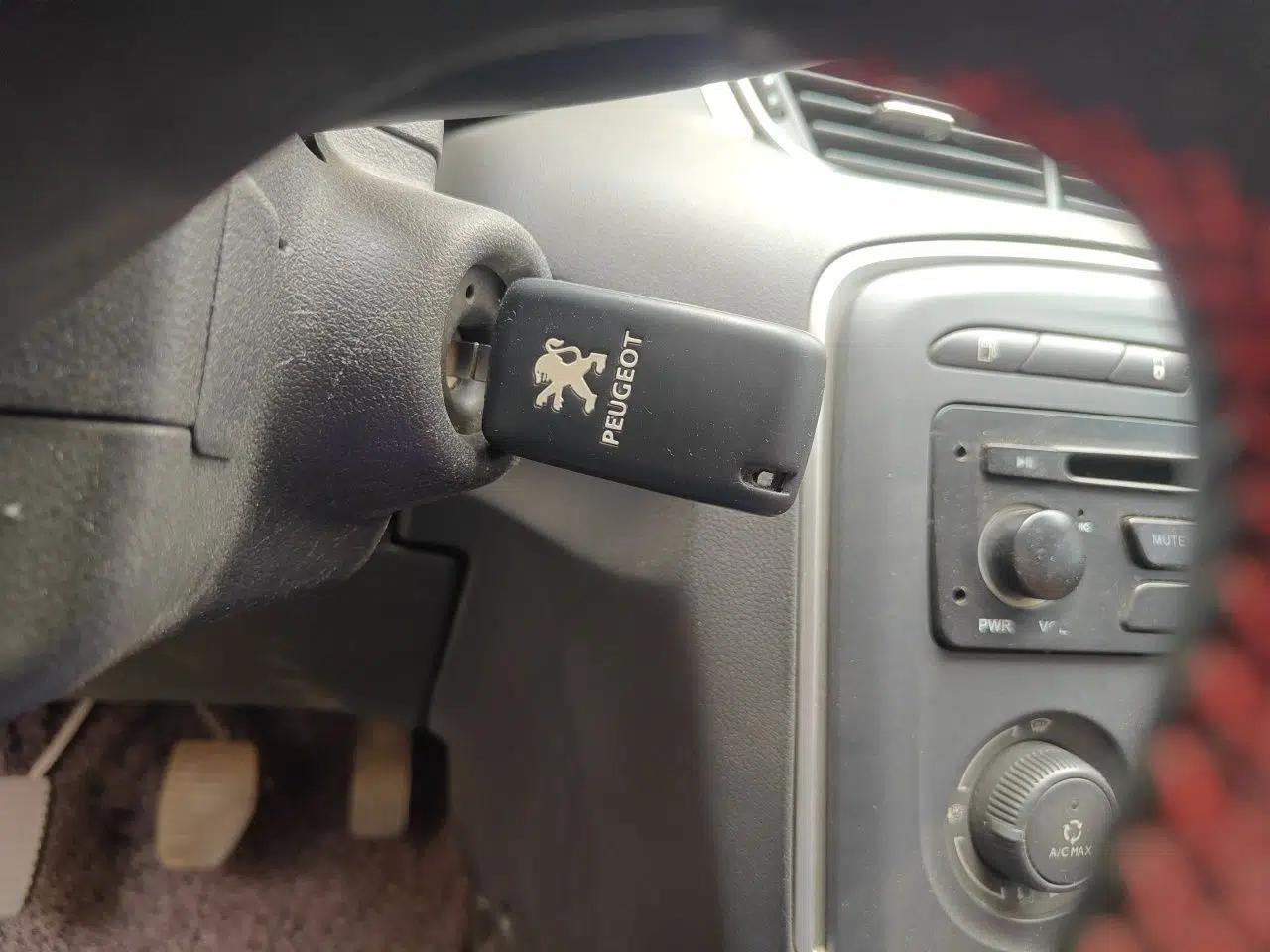 Peugeot 308 2014 Enjoy Edition Classic 1.6L Manual YouShang Model — миниатюра 9