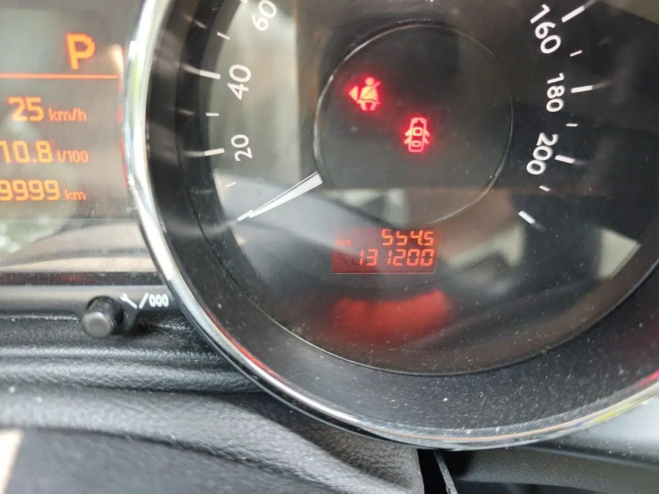 Peugeot 3008 2015 2.0L Automatic Classic Edition — миниатюра 13
