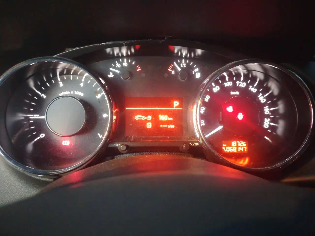 Peugeot 3008 2015 2.0L Automatic Classic Edition — миниатюра 12