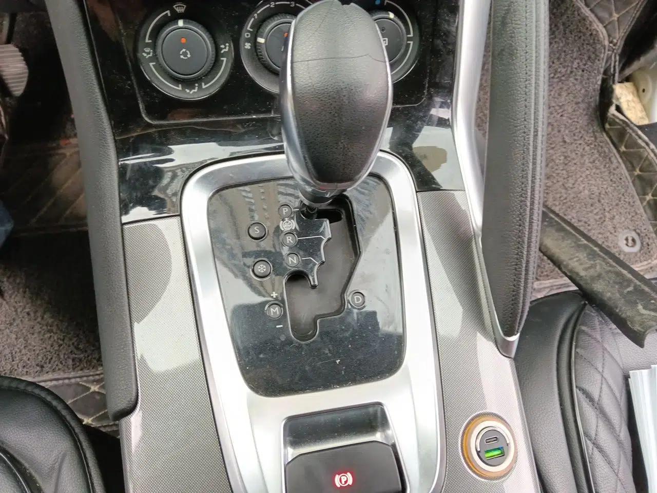 Peugeot 3008 2016 2.0L Automatic Classic Edition — миниатюра 15