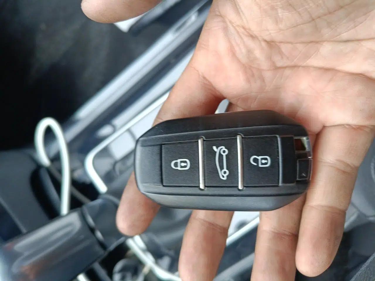 Peugeot 508 2011 2.3L Automatic Flagship Edition — миниатюра 9