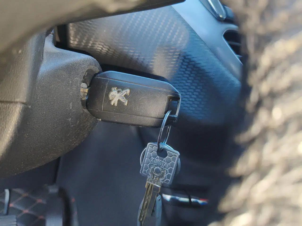Peugeot 2008 2014 1.6L Manual Fashion Edition — миниатюра 9