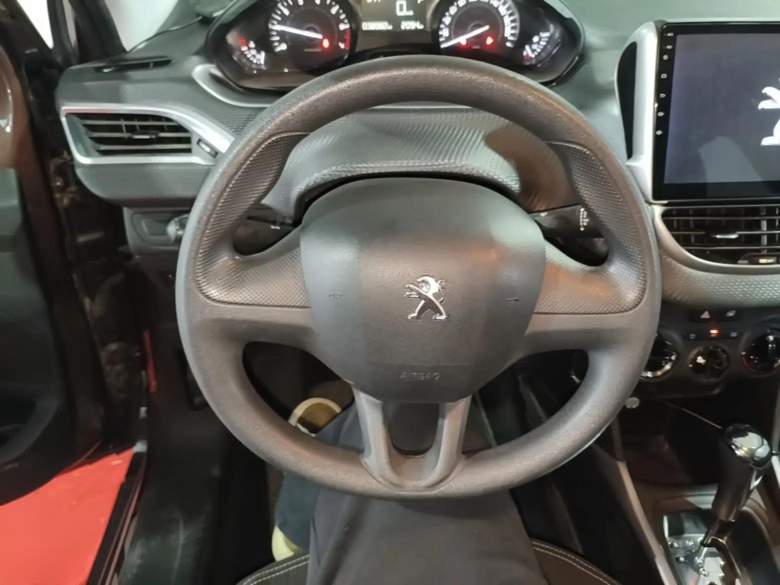 Peugeot 2008 2015 1.6L Automatic Playcool Edition — миниатюра 14