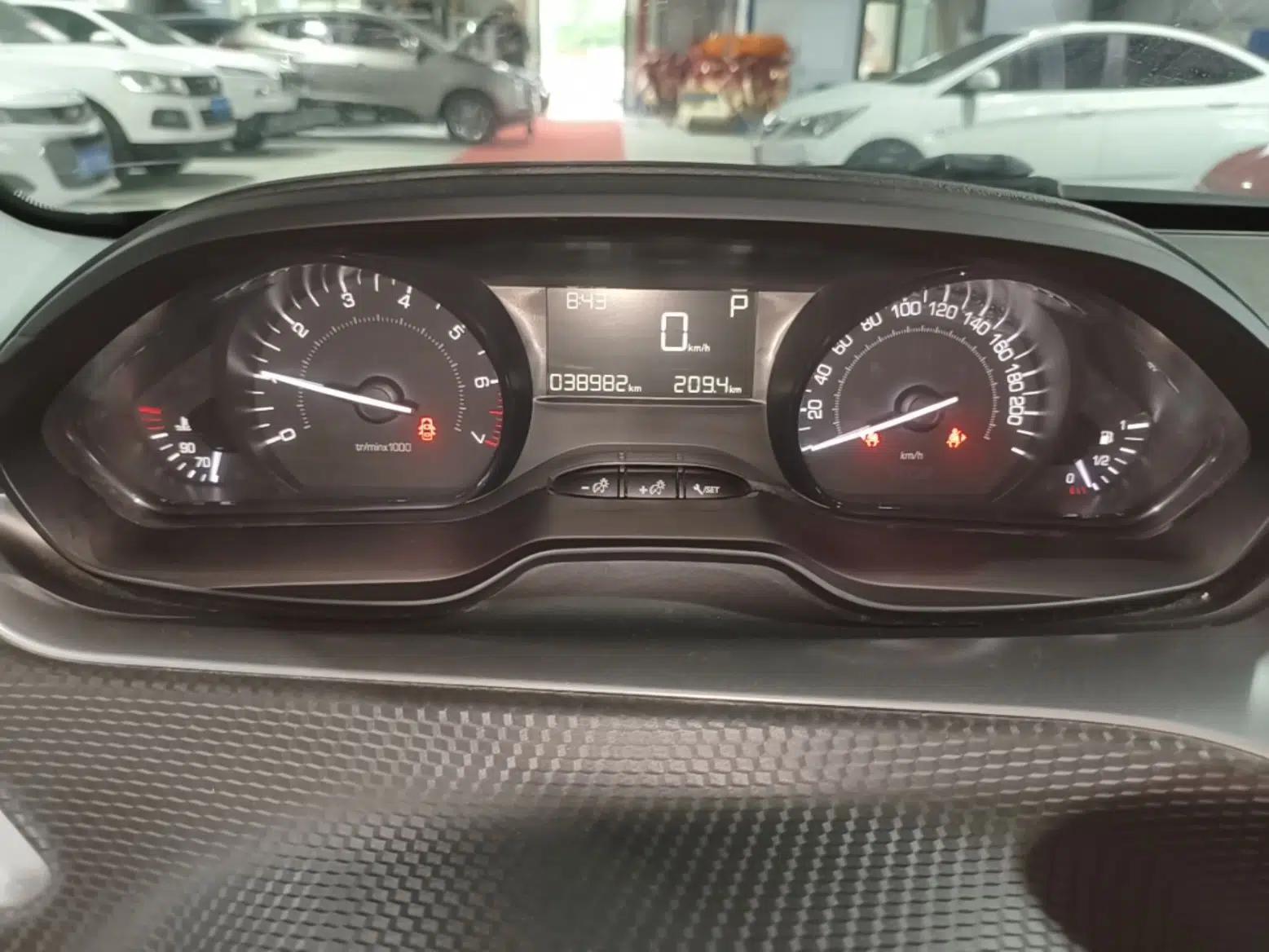 Peugeot 2008 2015 1.6L Automatic Playcool Edition — миниатюра 15