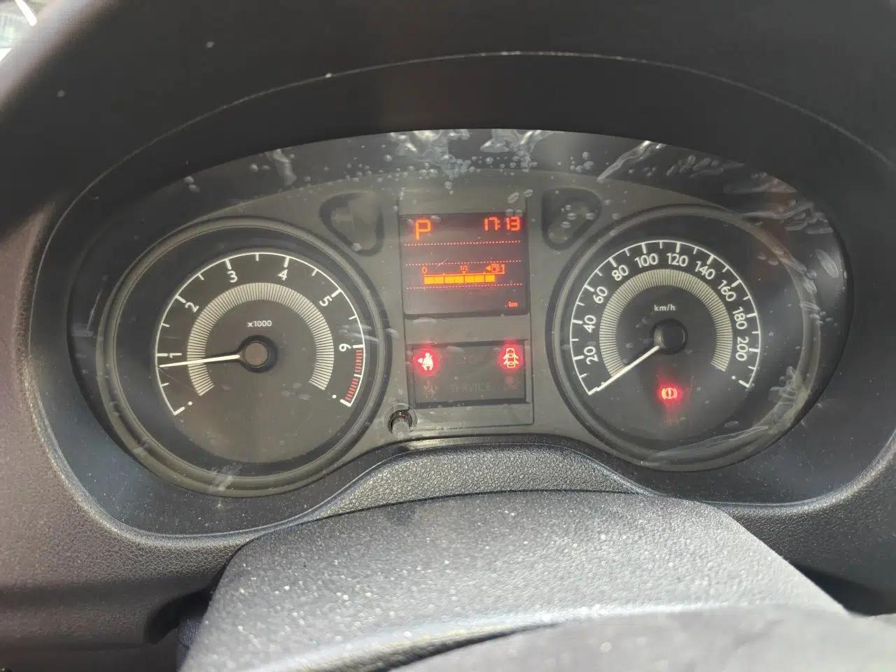 Peugeot 301 2014 1.6L Automatic Comfort Edition — миниатюра 12