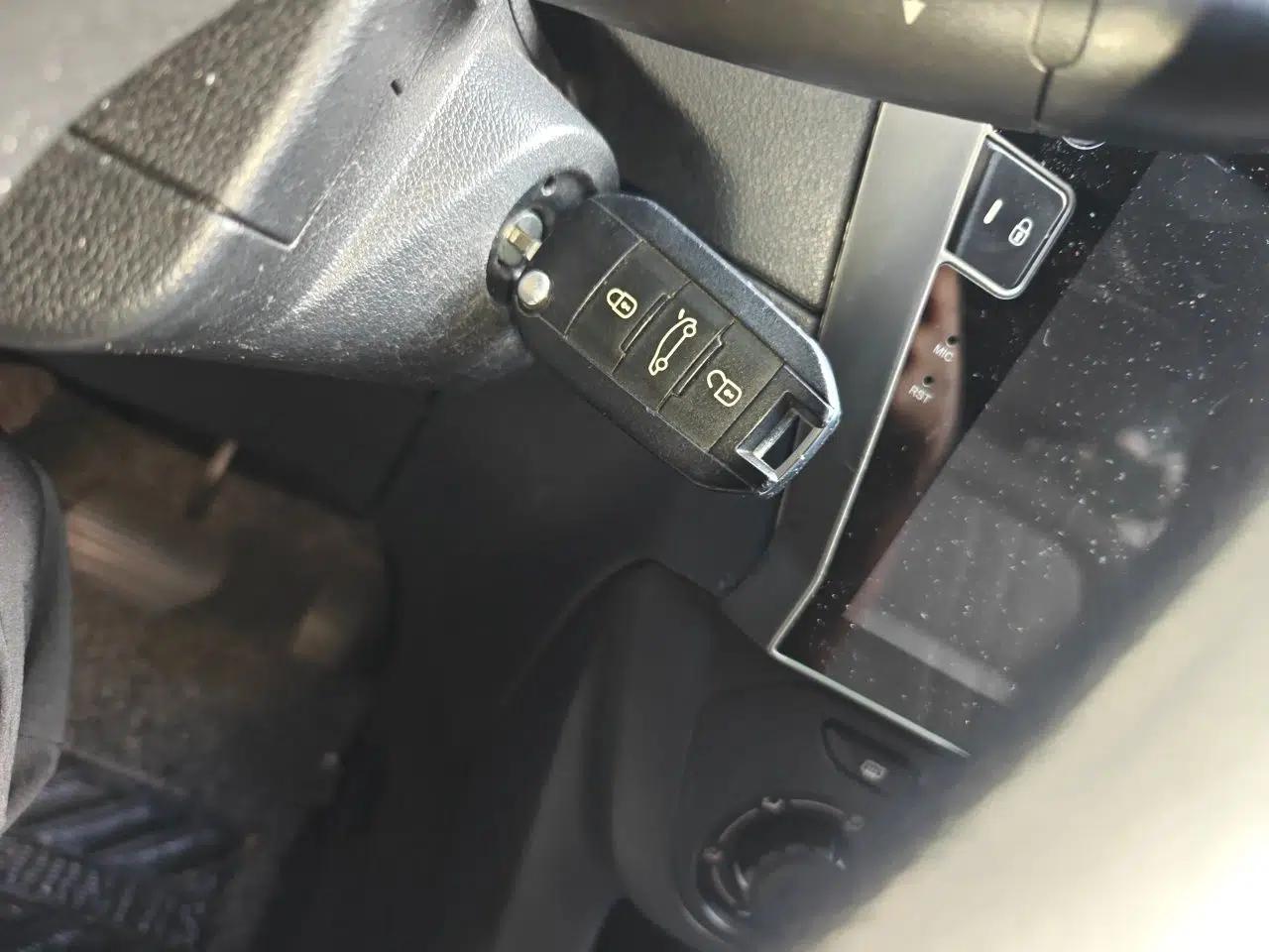 Peugeot 301 2014 1.6L Automatic Comfort Edition — миниатюра 9