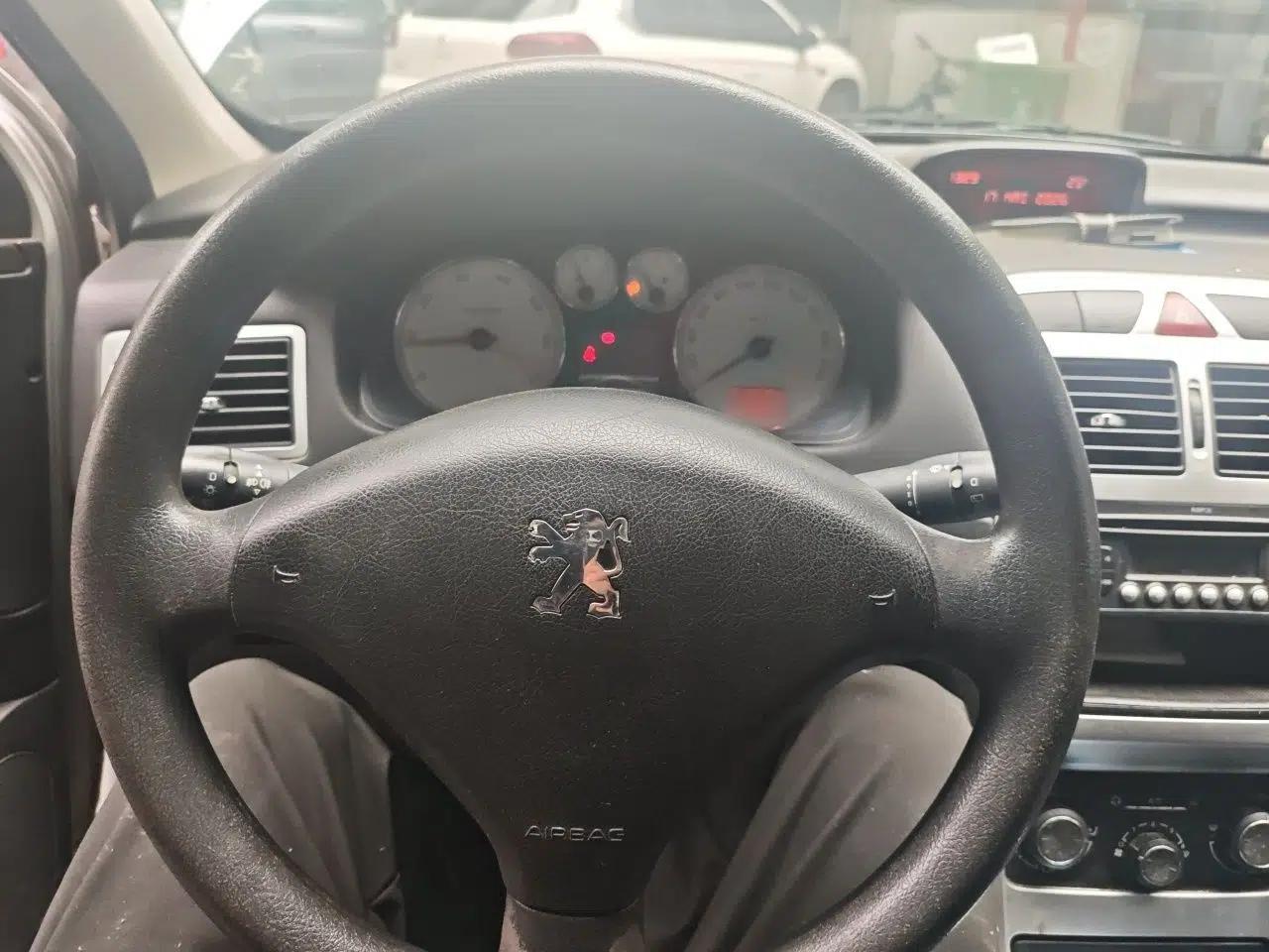 Peugeot 307 2013 Hatchback 1.6L Manual Comfort Edition — миниатюра 11