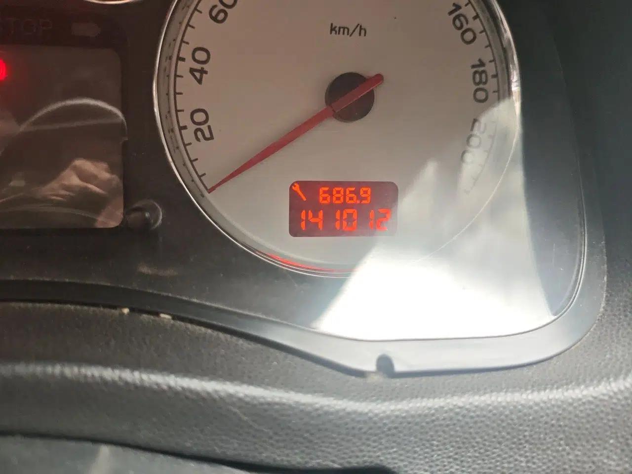 Peugeot 307 2013 Hatchback 1.6L Manual Comfort Edition — миниатюра 13