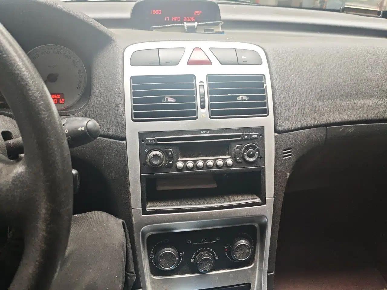 Peugeot 307 2013 Hatchback 1.6L Manual Comfort Edition — миниатюра 14