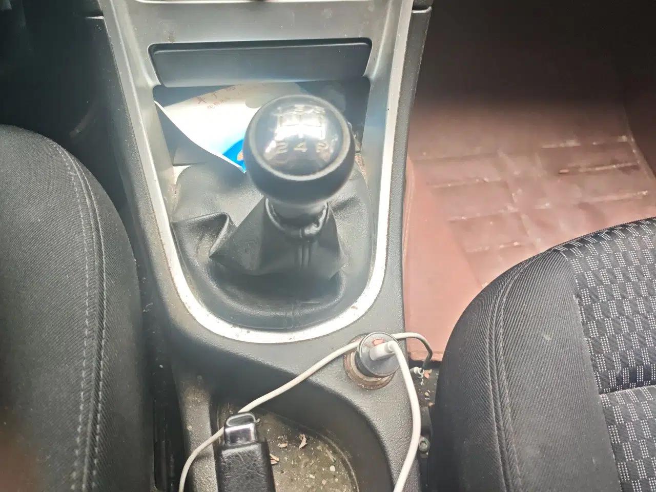 Peugeot 307 2013 Hatchback 1.6L Manual Comfort Edition — миниатюра 15