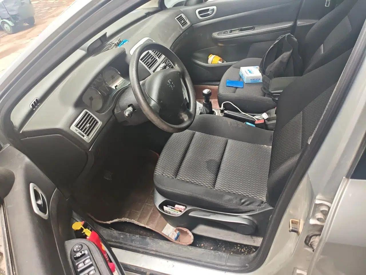 Peugeot 307 2013 Hatchback 1.6L Manual Comfort Edition — миниатюра 16