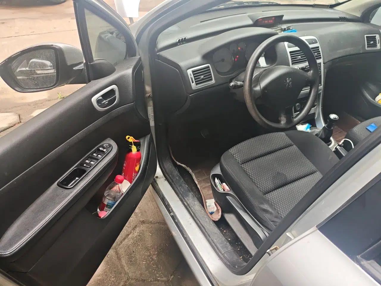 Peugeot 307 2013 Hatchback 1.6L Manual Comfort Edition — миниатюра 17