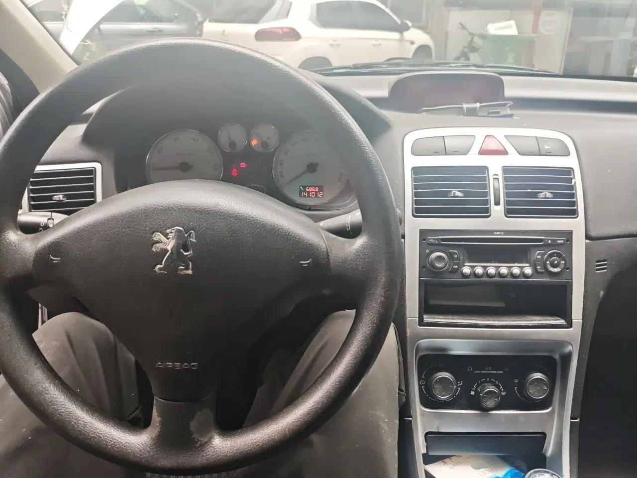 Peugeot 307 2013 Hatchback 1.6L Manual Comfort Edition — миниатюра 10