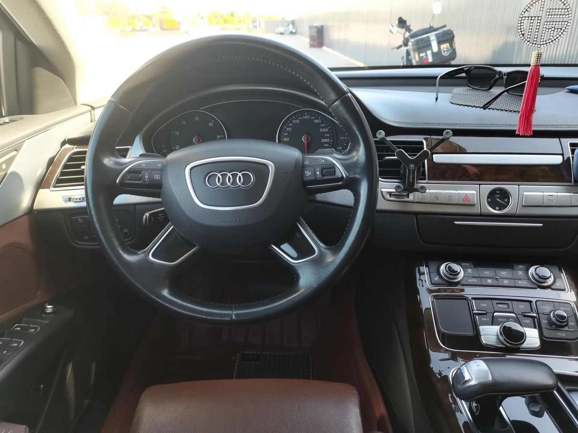 Audi A8 2014 A8L 45 TFSI quattro Comfort model — миниатюра 11