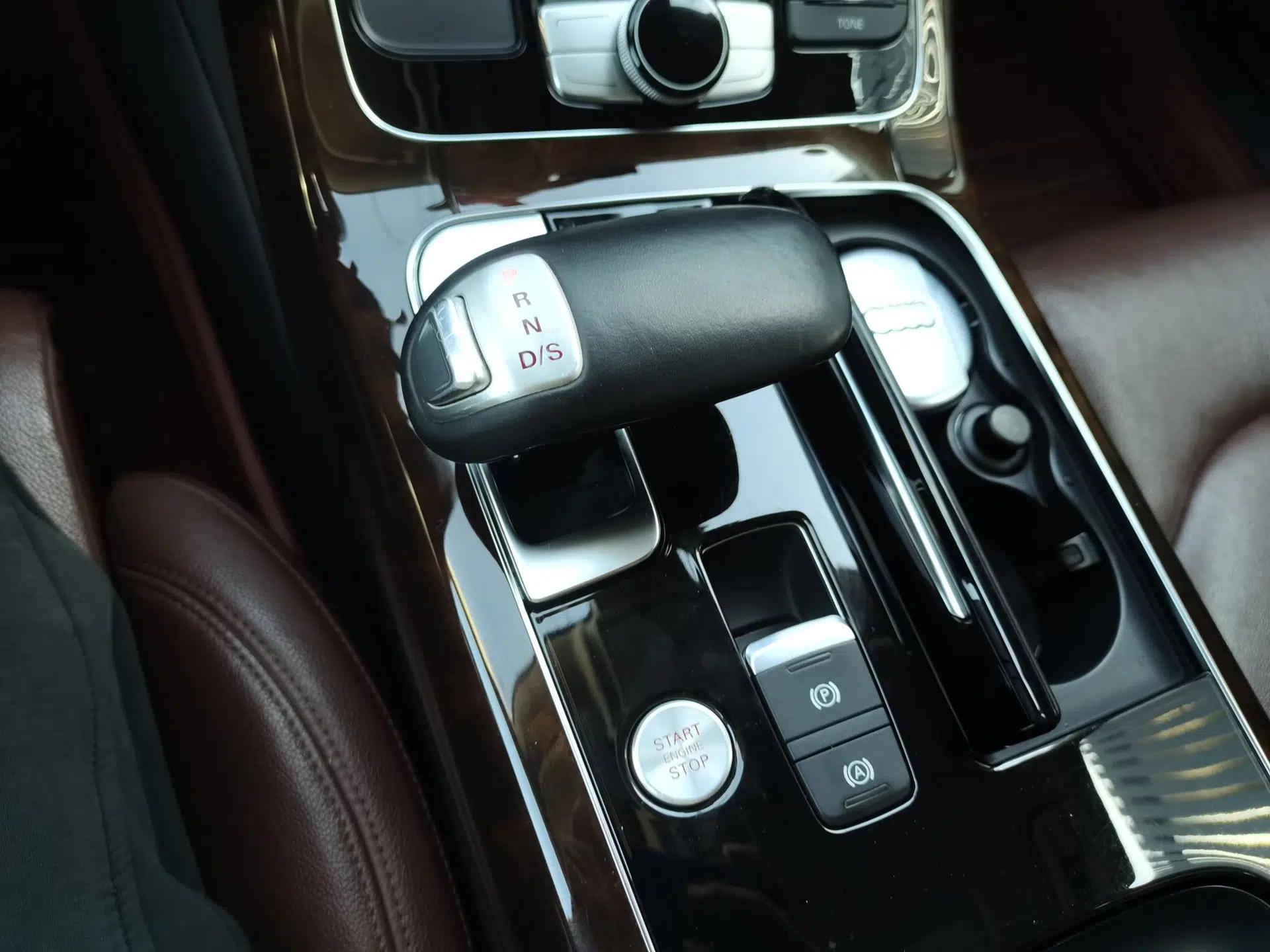 Audi A8 2014 A8L 45 TFSI quattro Comfort model — миниатюра 15