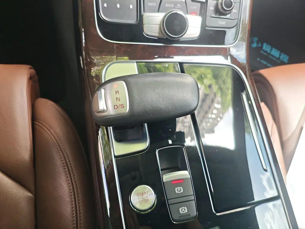 Audi A8 2014 A8L 45 TFSI quattro Comfort model — миниатюра 15
