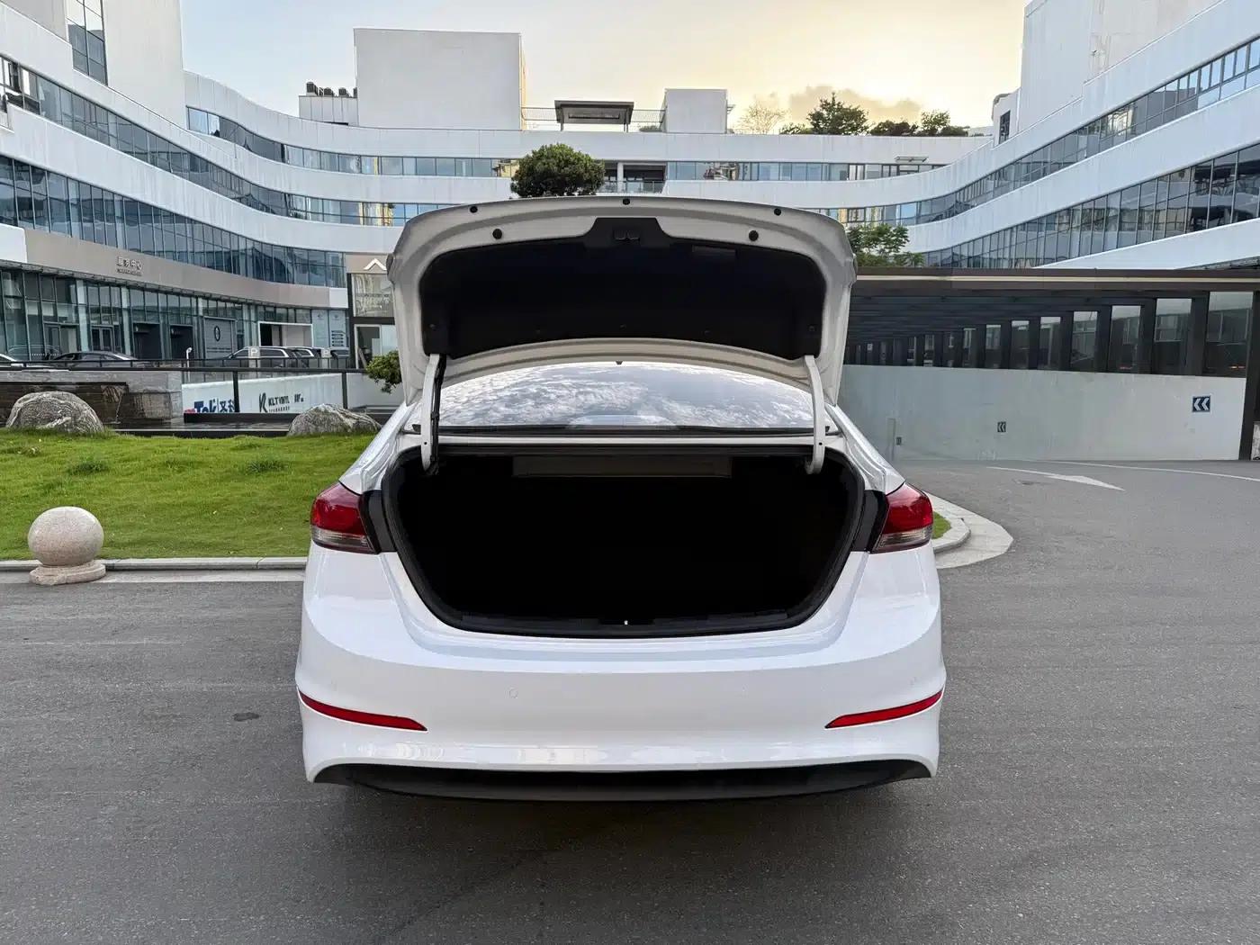 Hyundai Elantra 2016 1.6L Automatic Smart Elite Edition — миниатюра 13