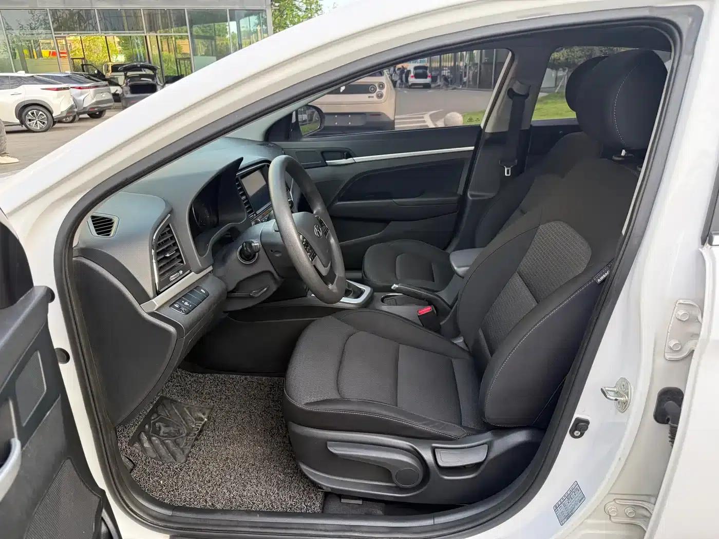 Hyundai Elantra 2016 1.6L Automatic Smart Elite Edition — миниатюра 5