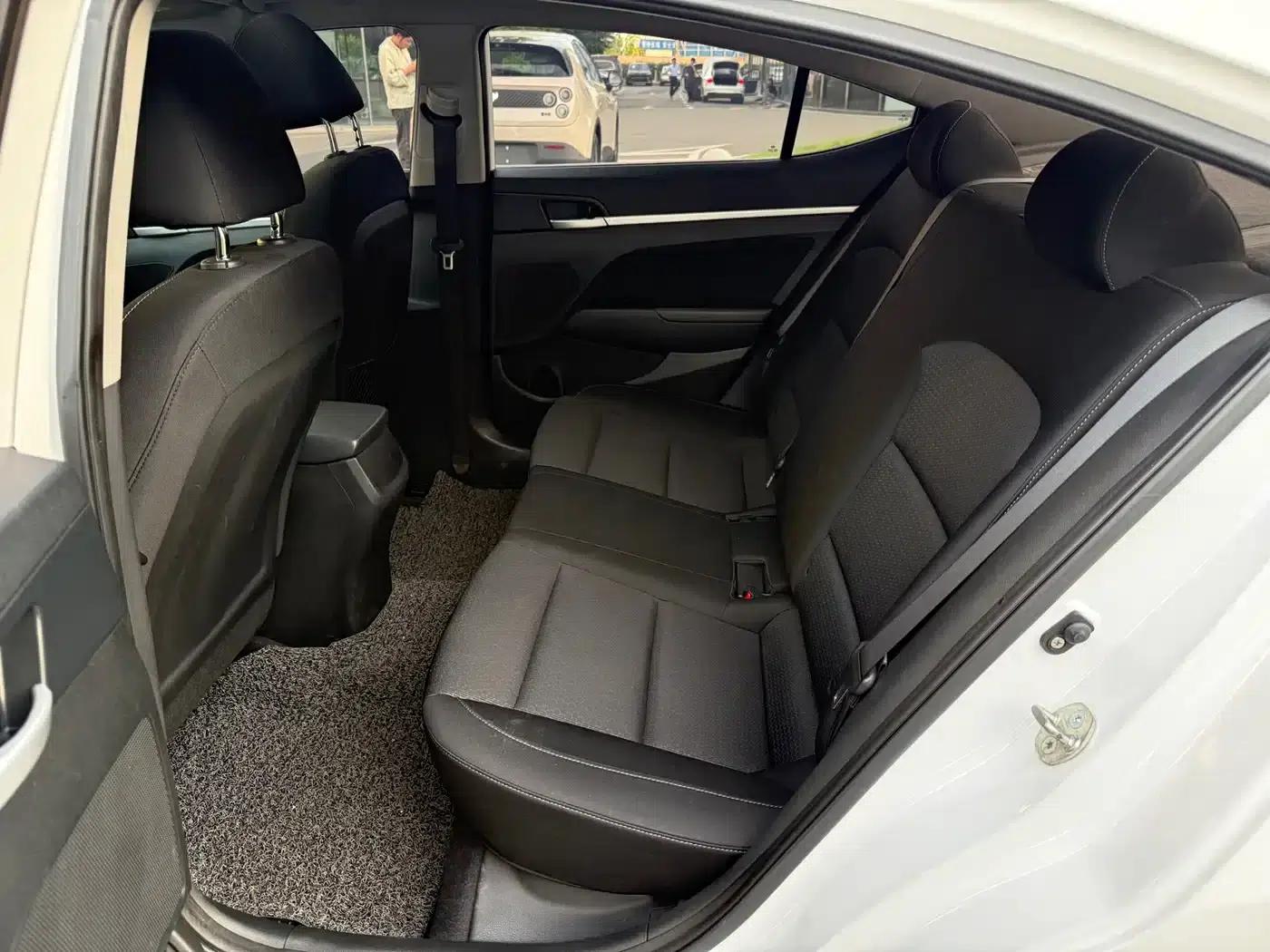Hyundai Elantra 2016 1.6L Automatic Smart Elite Edition — миниатюра 9