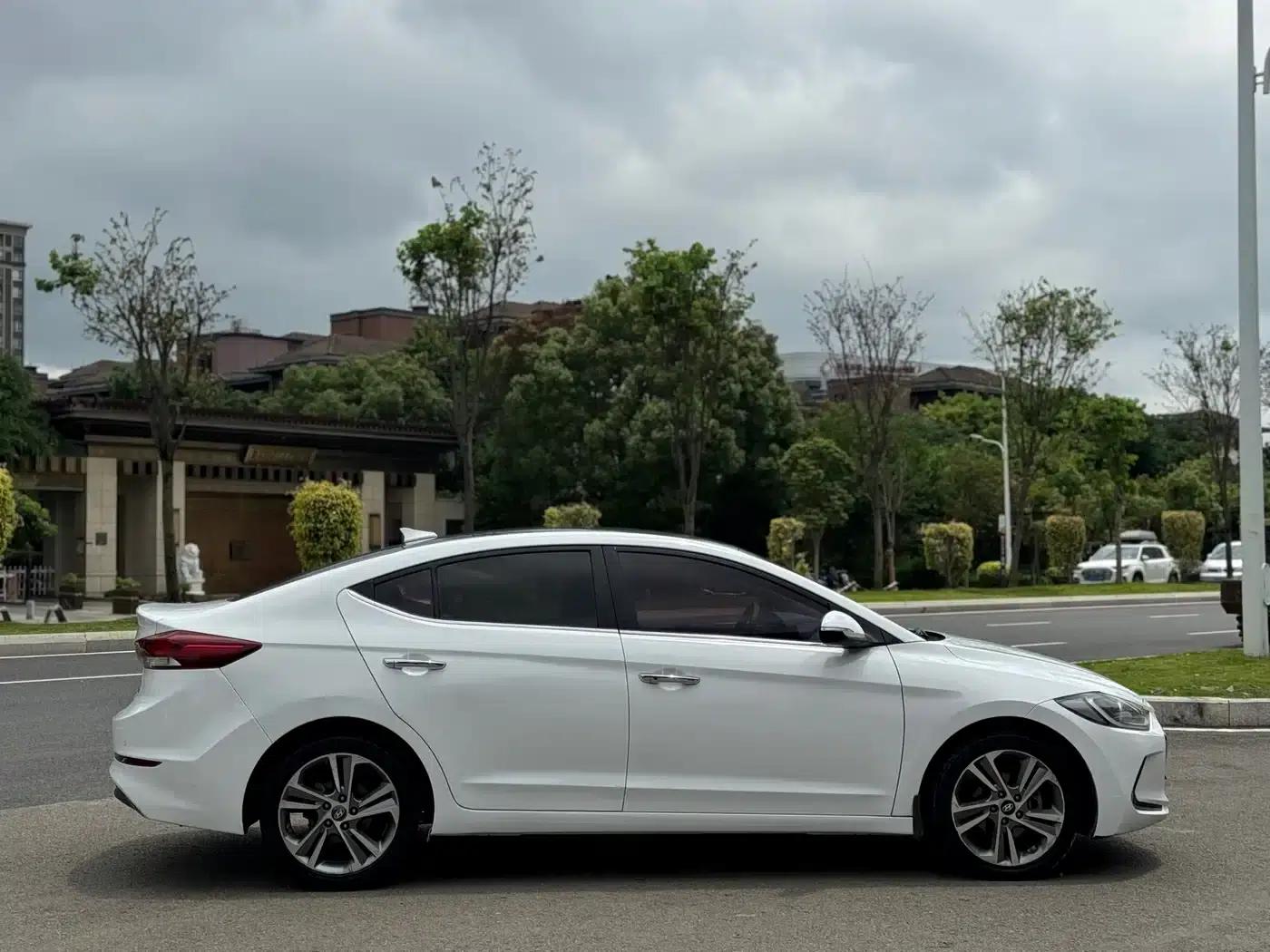 Hyundai Elantra 2016 1.6L Automatic Smart Elite Edition — миниатюра 14