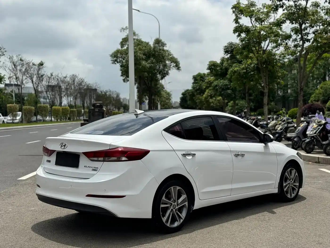 Hyundai Elantra 2016 1.6L Automatic Smart Elite Edition — миниатюра 15