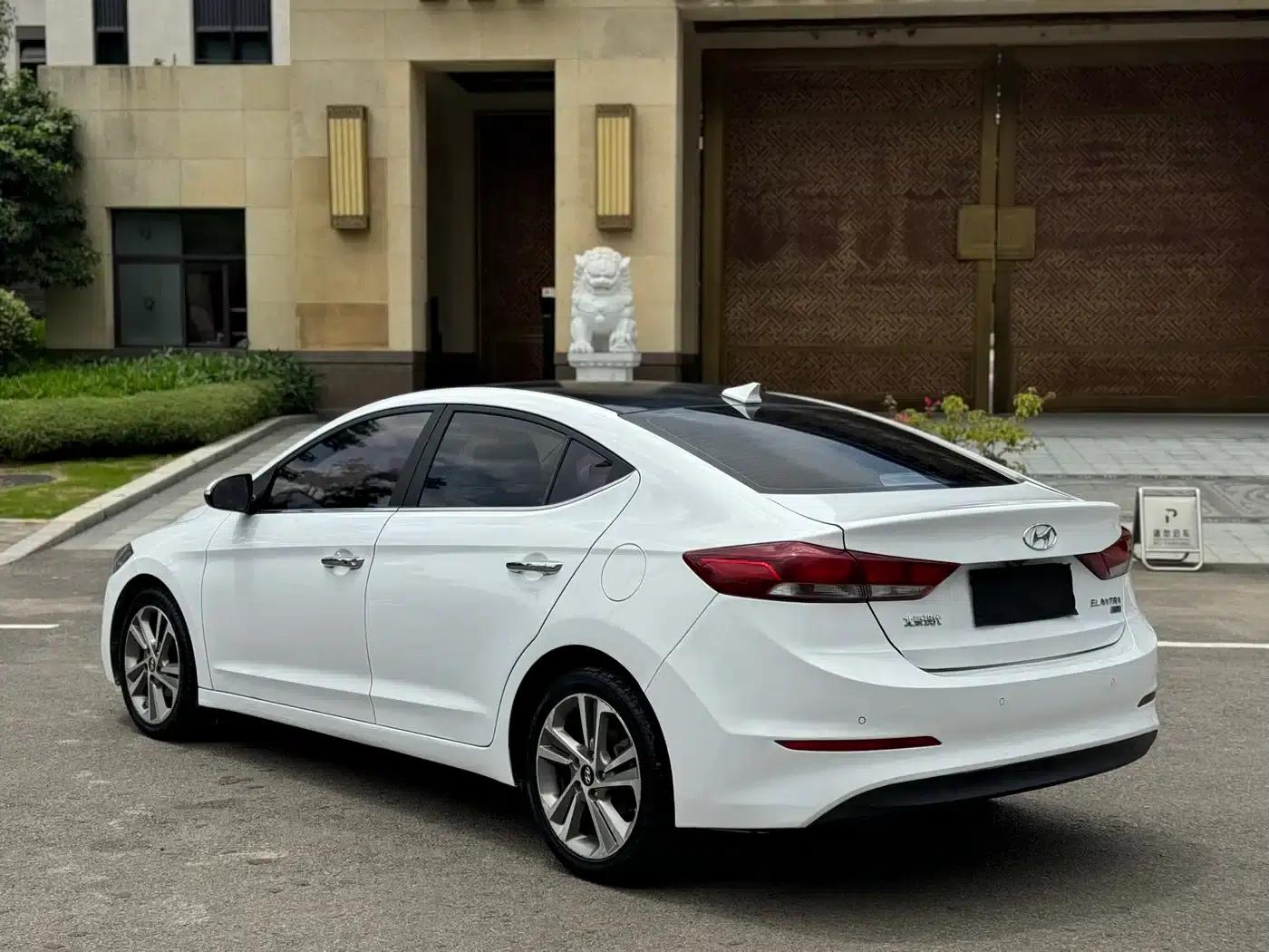 Hyundai Elantra 2016 1.6L Automatic Smart Elite Edition — миниатюра 17